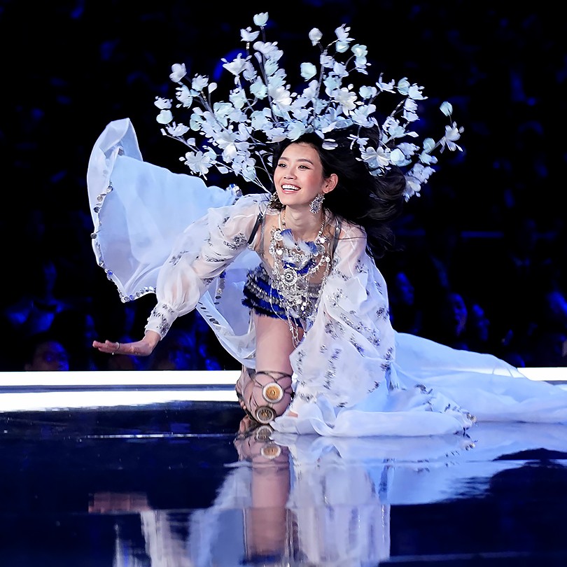 Momen Model Victoria Secret Jatuh Di Runway Untung Ada Dewi Peno Momen Model Victoria Secret Jatuh Di Runway Untung Ada Dewi Peno
