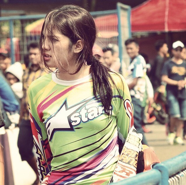 10 Potret cantiknya Raya Kitty 'Anak Langit' saat jadi pebalap motor