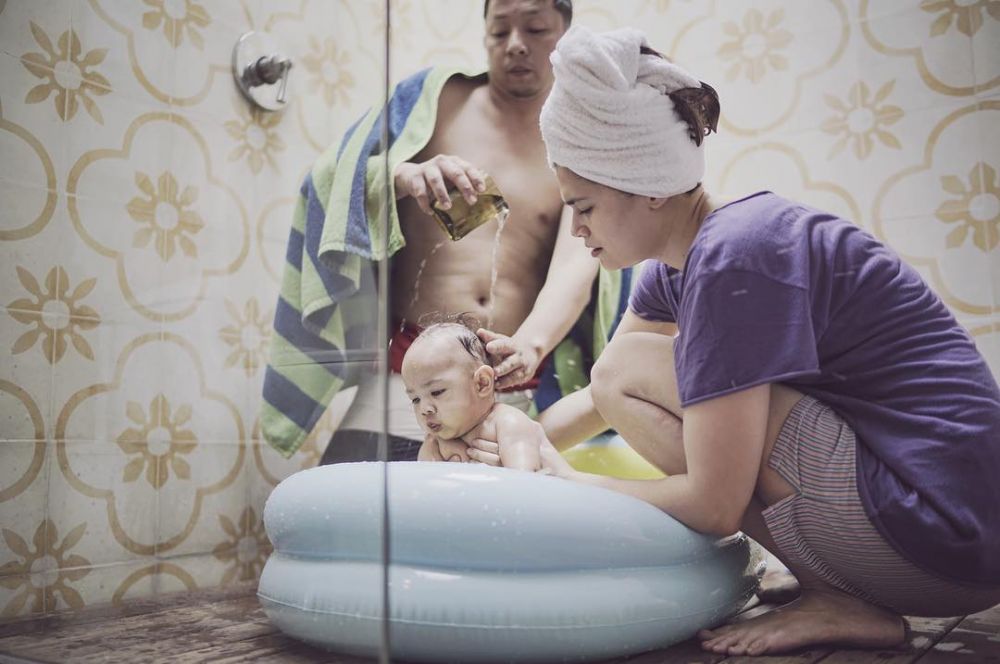 7 Seleb ganteng ini jago mandiin anaknya yang baru lahir, papa idaman