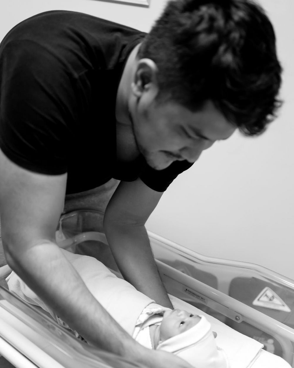 7 Seleb ganteng ini jago mandiin anaknya yang baru lahir, papa idaman