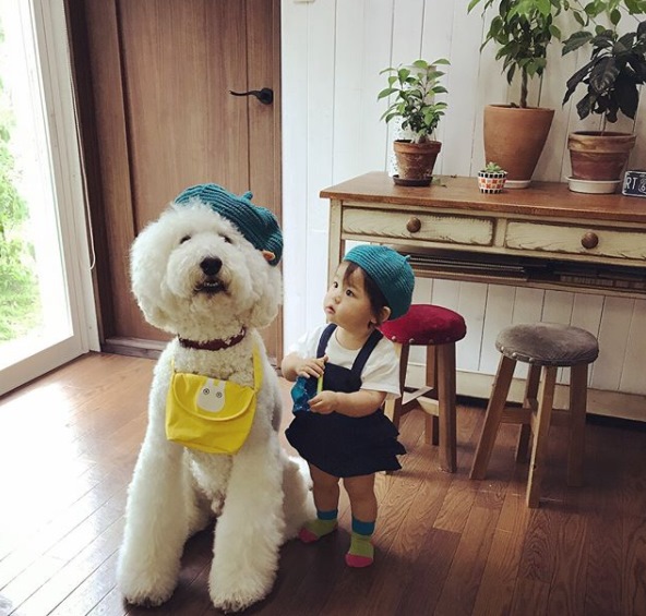 12 Potret serasi anak kecil dan hewan peliharaannya, ngegemesin abis