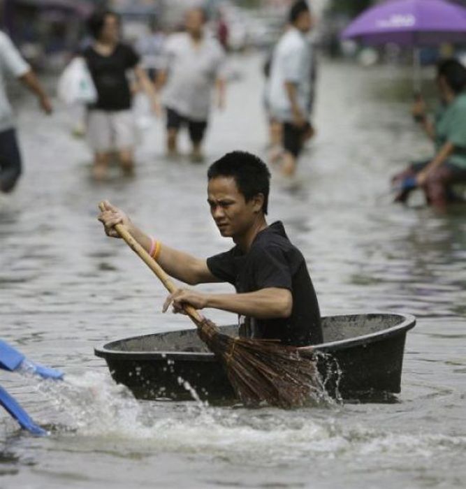 10 Kegiatan tak biasa yang dilakukan saat banjir, bisa surfing lho