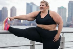 Abaikan hujatan, cewek plus size ini jadi model pakaian olahraga
