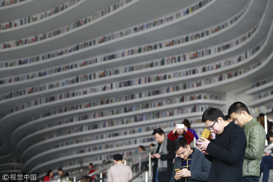 10 Potret perpustakaan masa depan, rak bukunya sampai ke plafon gedung