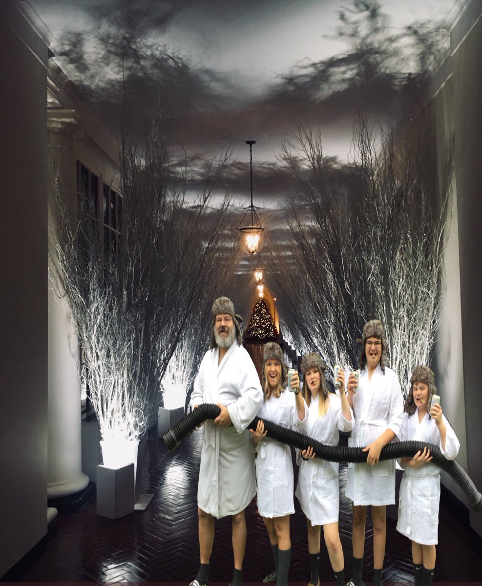 14 Foto editan dekorasi Natal Gedung Putih dari warganet, ada-ada aja