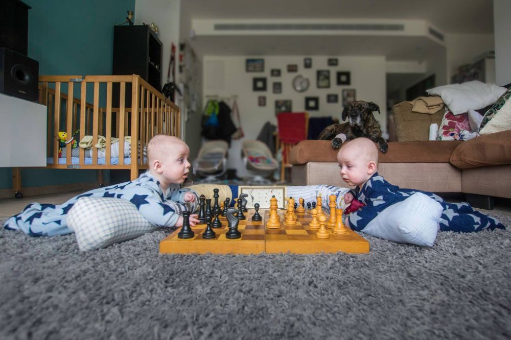 15 Potret persaingan dua bayi kembar saat di rumah, lucu anet