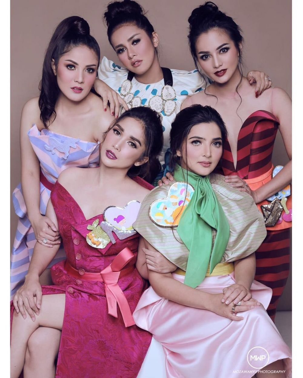 6 Gaya Ashanty & sahabat sesama artis saat pemotretan, glamor abis