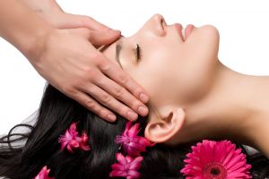 Nggak perlu ke salon, siapin 5 produk ini kamu bisa hair spa di rumah