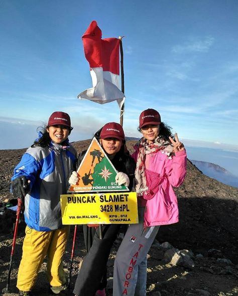 15 Potret pendaki cantik di atas gunung, bukti wanita itu perkasa