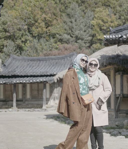 Dipuji cantik, ini 5 gaya Laudya Cynthia Bella pakai kaca mata hitam