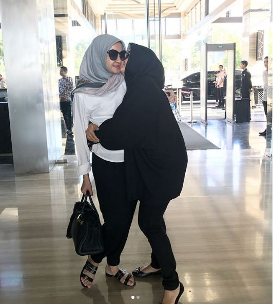 Dipuji cantik, ini 5 gaya Laudya Cynthia Bella pakai kaca mata hitam