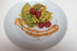 Yuk bikin roti jala ayam selada, camilan sehat ala Chef Steby Rafael