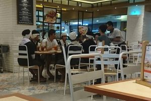 Sikap satu keluarga ajak orang Baduy makan di mal ini bikin haru