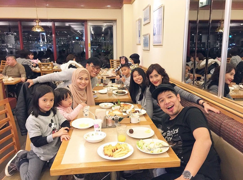 Begini cara Artika Sari Devi menjaga pola makan kedua buah hatinya   