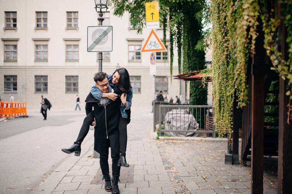 Dulu gonta-ganti pacar, ini 10 foto romantis Tyas Mirasih dan suami