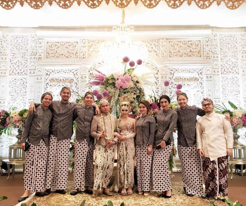 Dulu gonta-ganti pacar, ini 10 foto romantis Tyas Mirasih dan suami