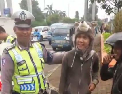 10 Desain helm unik bikin ngakak, ada yang berbentuk tabung elpiji