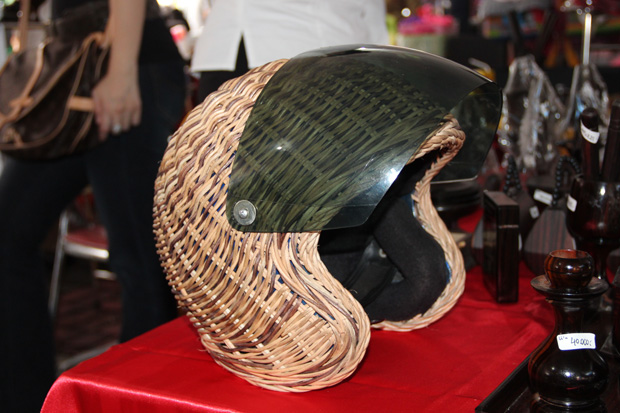 10 Desain helm unik bikin ngakak, ada yang berbentuk tabung elpiji