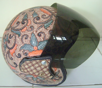 10 Desain helm unik bikin ngakak, ada yang berbentuk tabung elpiji