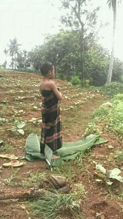 Peristiwa bocah salat beralaskan daun pisang bikin warganet terharu