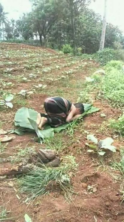 Peristiwa bocah salat beralaskan daun pisang bikin warganet terharu