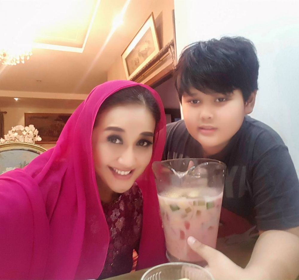 10 Seleb cantik ini baru jadi seorang ibu di usia 40an, kenapa ya?