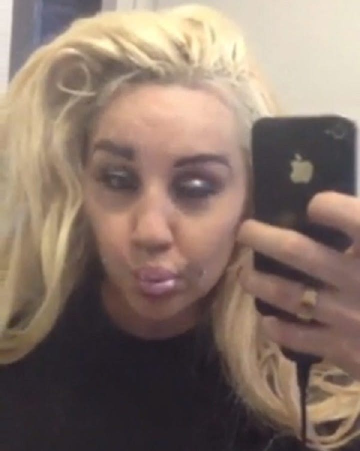 10 Seleb ini selfie dengan pose nyentrik, masih tetap kece nggak nih?