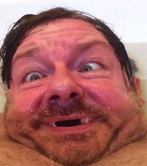 10 Seleb ini selfie dengan pose nyentrik, masih tetap kece nggak nih?