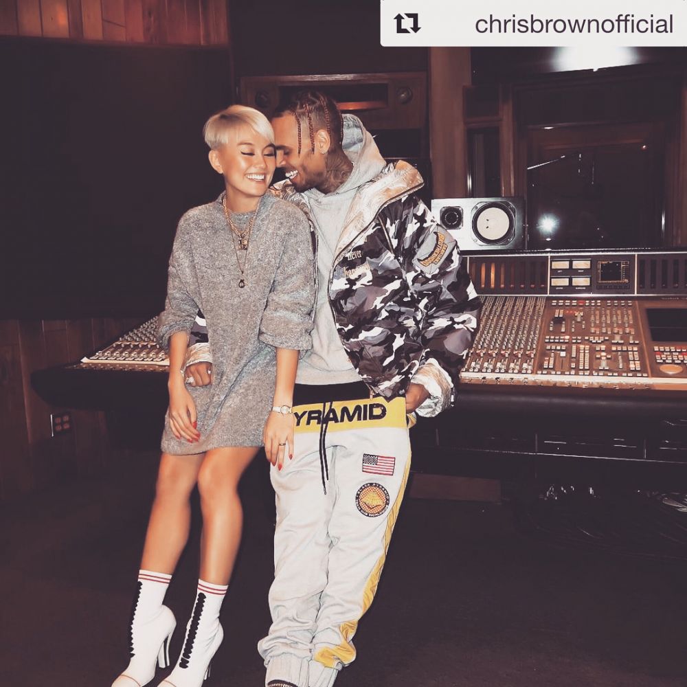 7 Gaya kece Agnez Mo saat unjuk gigi di luar negeri, seksi abis deh!