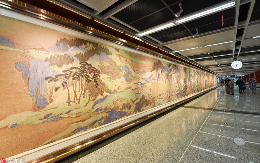 10 Mural indah di berbagai stasiun, suasananya jadi bak galeri seni