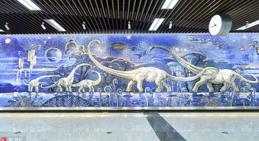 10 Mural indah di berbagai stasiun, suasananya jadi bak galeri seni