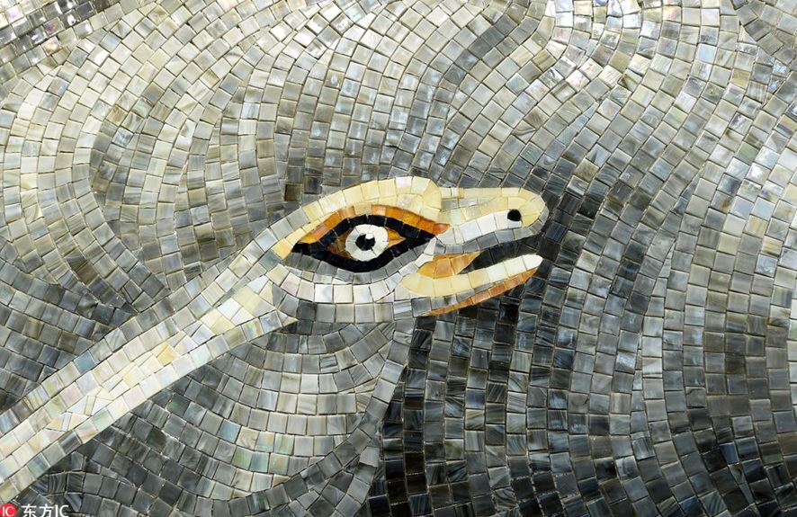 10 Mural indah di berbagai stasiun, suasananya jadi bak galeri seni