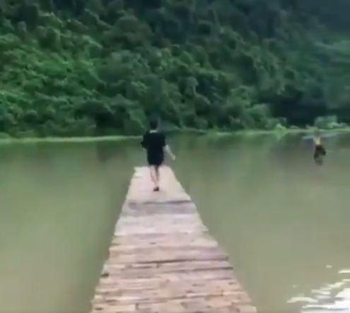 Viral pria meliuk-liuk bak model di jembatan, endingnya bikin ngakak