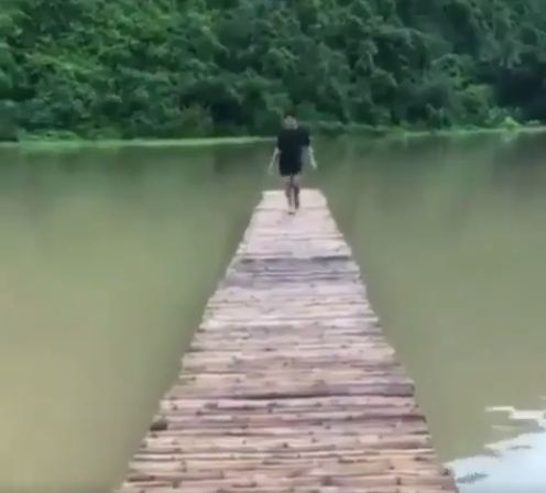 Viral pria meliuk-liuk bak model di jembatan, endingnya bikin ngakak