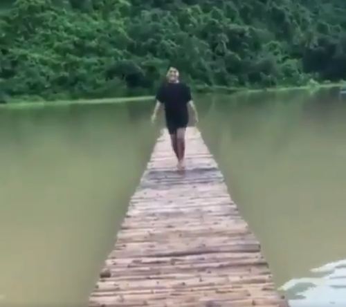 Viral pria meliuk-liuk bak model di jembatan, endingnya bikin ngakak