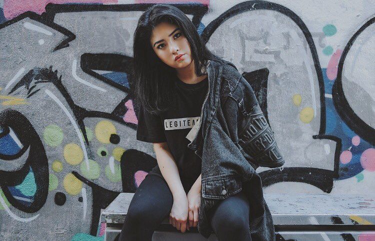 9 Gaya monokrom ala Valencia Tanoe, putri Hary Tanoe yang elegan