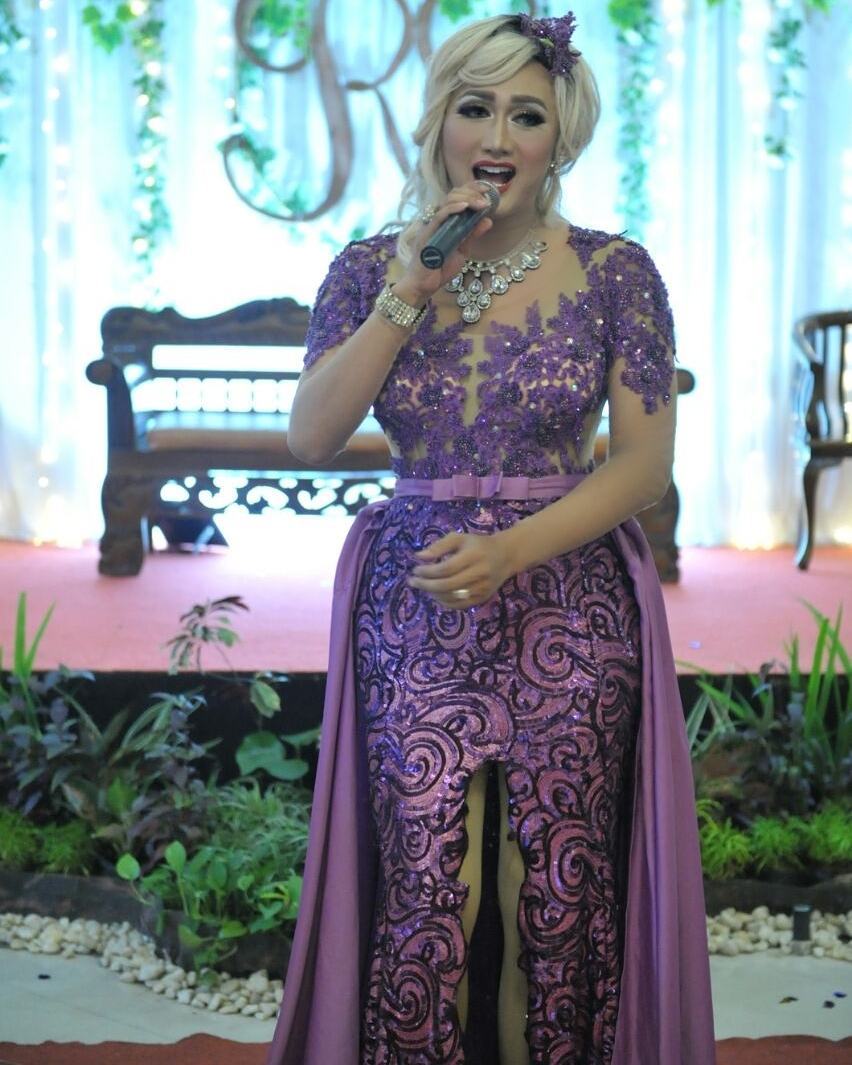 10 Penampilan seleb pria saat didandani ini bikin pangling