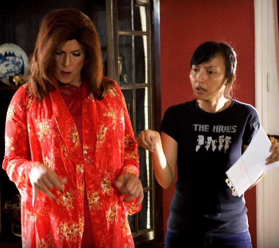 10 Penampilan seleb pria saat didandani ini bikin pangling