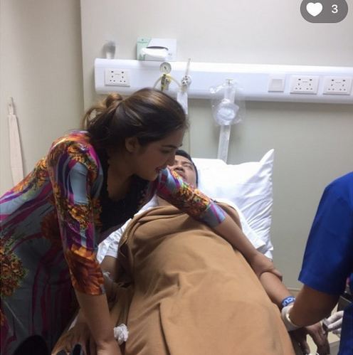 6 Seleb ini setia dampingi suami yang sakit, salut