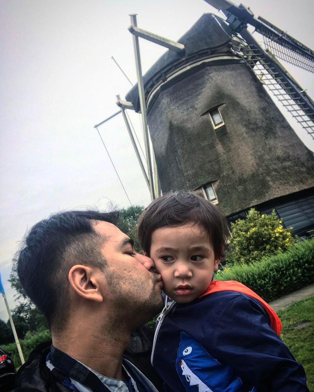 10 Adu gaya liburan keluarga dua presenter top Raffi vs Gading