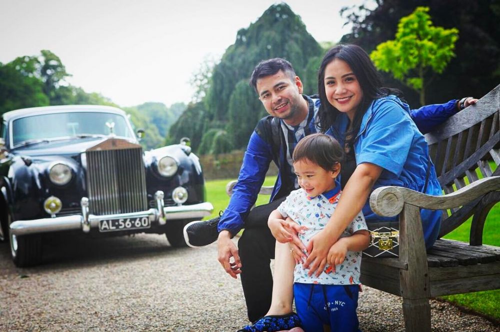 10 Adu gaya liburan keluarga dua presenter top Raffi vs Gading