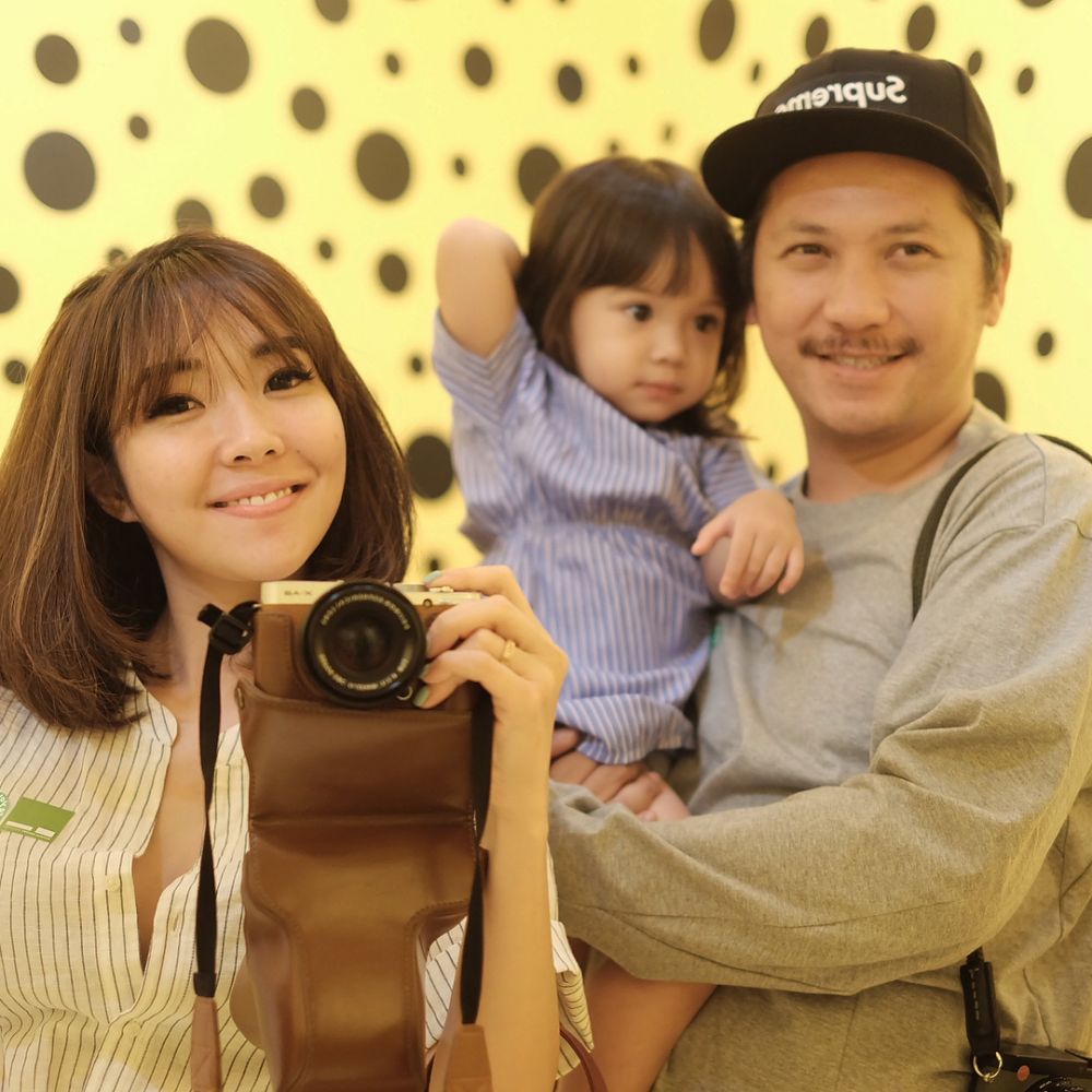 10 Adu gaya liburan keluarga dua presenter top Raffi vs Gading