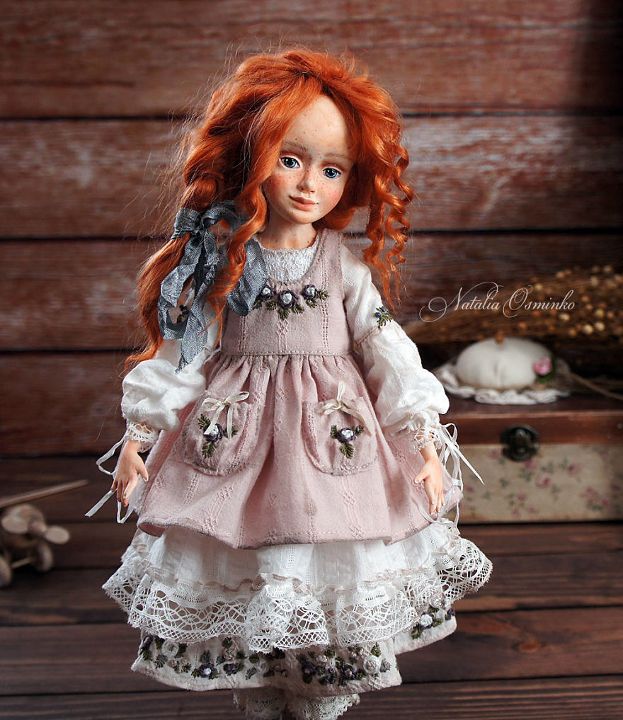 Cuma dari ukiran tanah liat, 10 boneka cantik ini detailnya keren abis