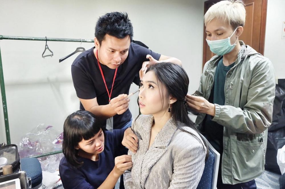 Mengintip 13 penampilan artis cantik Indonesia ketika di ruang makeup