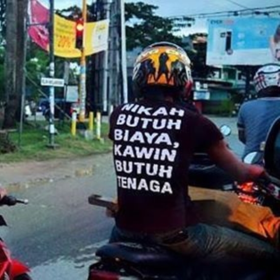 10 Tulisan di kaos oblong ini bikin kamu mikir keras