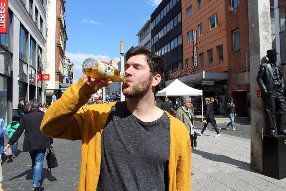 Pria ini harus minum 20 liter air setiap hari, faktanya bikin haru