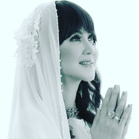 10 Bukti Ita Purnamasari makin memesona meski sudah kepala lima