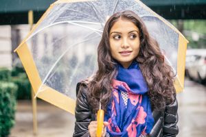 Outfit musim hujan yang wajib kamu punya biar tetap stylish 