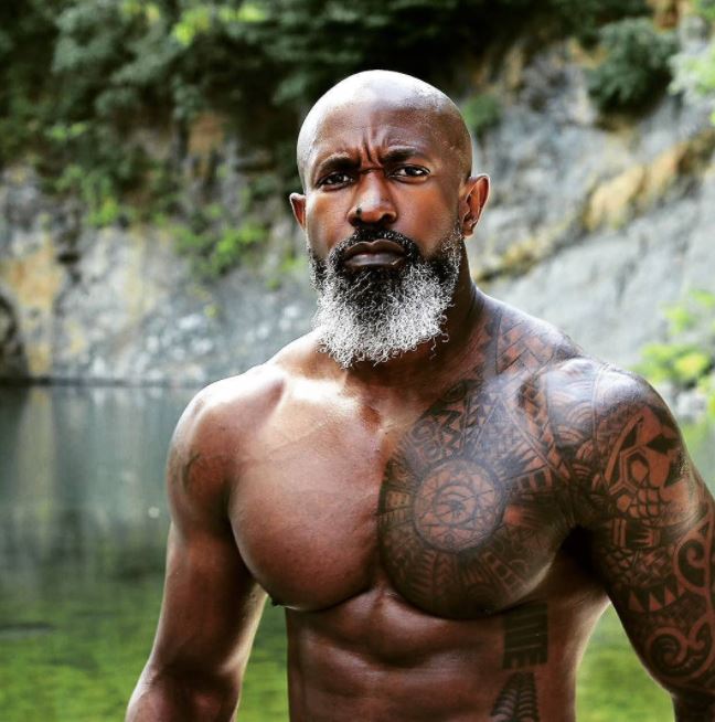 Kakek ini angkat beban selama 30 tahun, bentuk tubuhnya jadi memukau