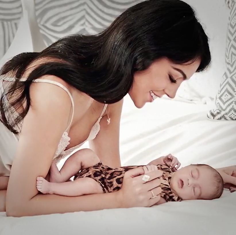 Usia belum sebulan, anak Cristiano Ronaldo sudah jadi cover model